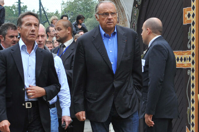 Le producteur Gérard Louvin (au centre) arrive à l'église russe de Sainte-Geneviève-des-Bois, le 24 septembre 2009 pour assister aux obsèques du chanteur et comédien Filip Nikolic.