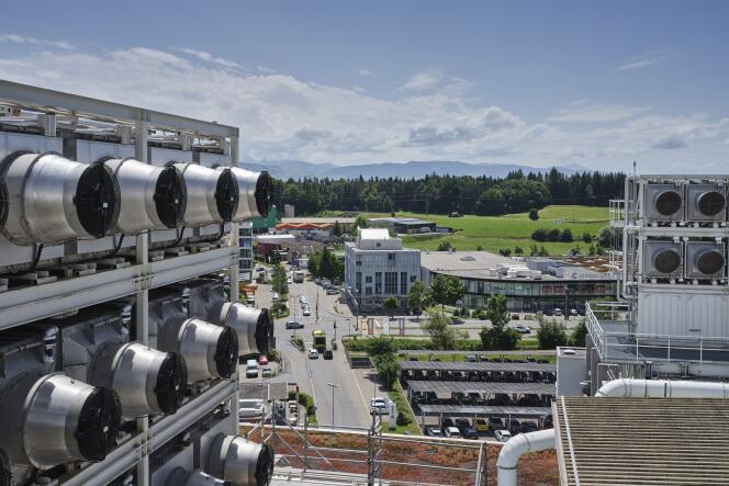 Des modules de captage, installés sur le toit de l’usine d’incinération de déchets, filtrent le CO2 de l’air ambiant, ensuite utilisé pour fertiliser une serre voisine. A Hinwil, en Suisse, le 21 juin 2021. 
