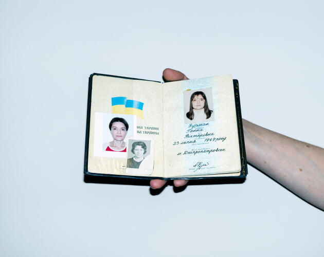 Anna Furman's passport and a photo of her mother.  In Warsaw, March 27, 2022.