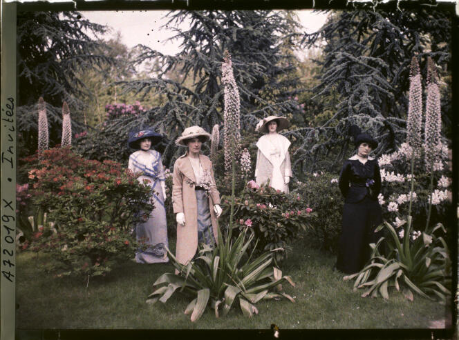 « Jeunes femmes dans le jardin d’Albert Kahn » (Boulogne-Billancourt, 1910), opérateur non mentionné.