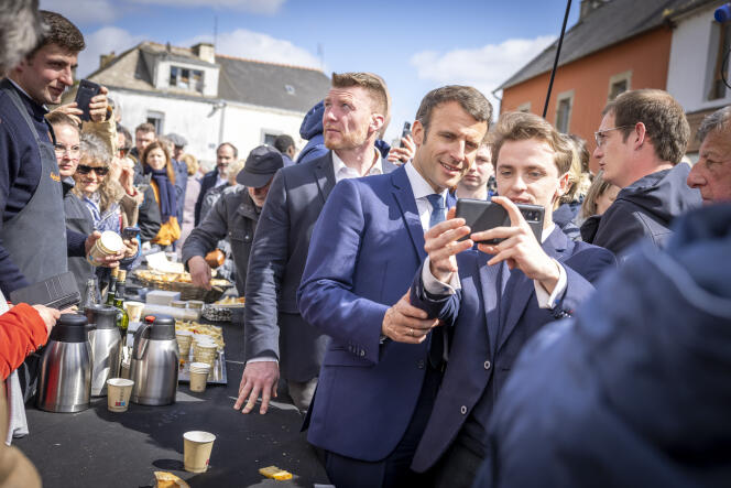 Emmanuel Macron durante su viaje a Spézet, en Finisterre, el martes 5 de abril. 