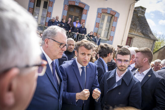 Emmanuel Macron en campagne dans la commune de Spézet (Finistère), le 5 avril 2022.