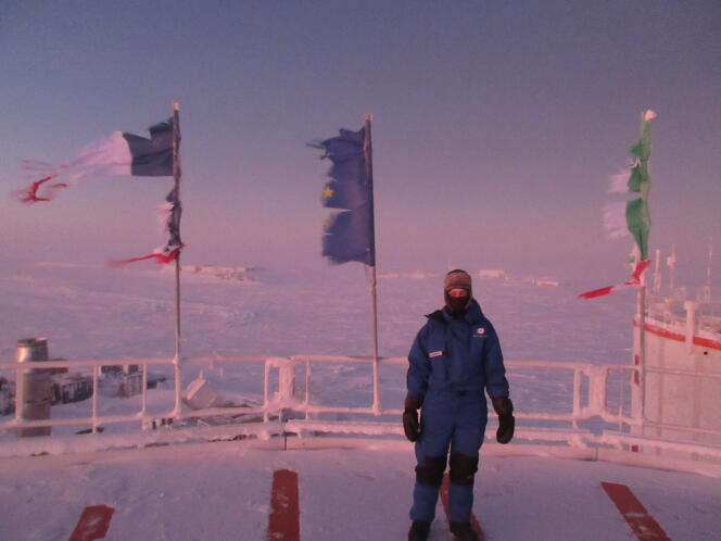 Uitzicht vanaf het dak van Concordia Research Station in Antarctica in het voorjaar, 3.200 meter boven zeeniveau.