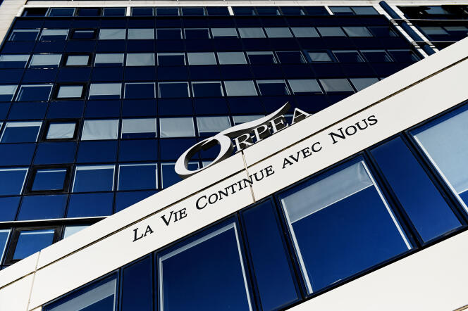 Devant le siège du groupe Orpéa, à Puteaux (Hauts-de-Seine), le 8 mars 2022.