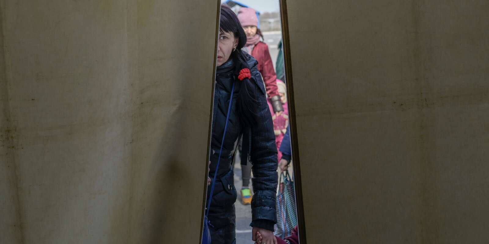 Une femme et son enfant arrive au pôle réservé aux personnes déplacées à Zaporijia, à 200 km de Marioupol, le 5 avril 2022.