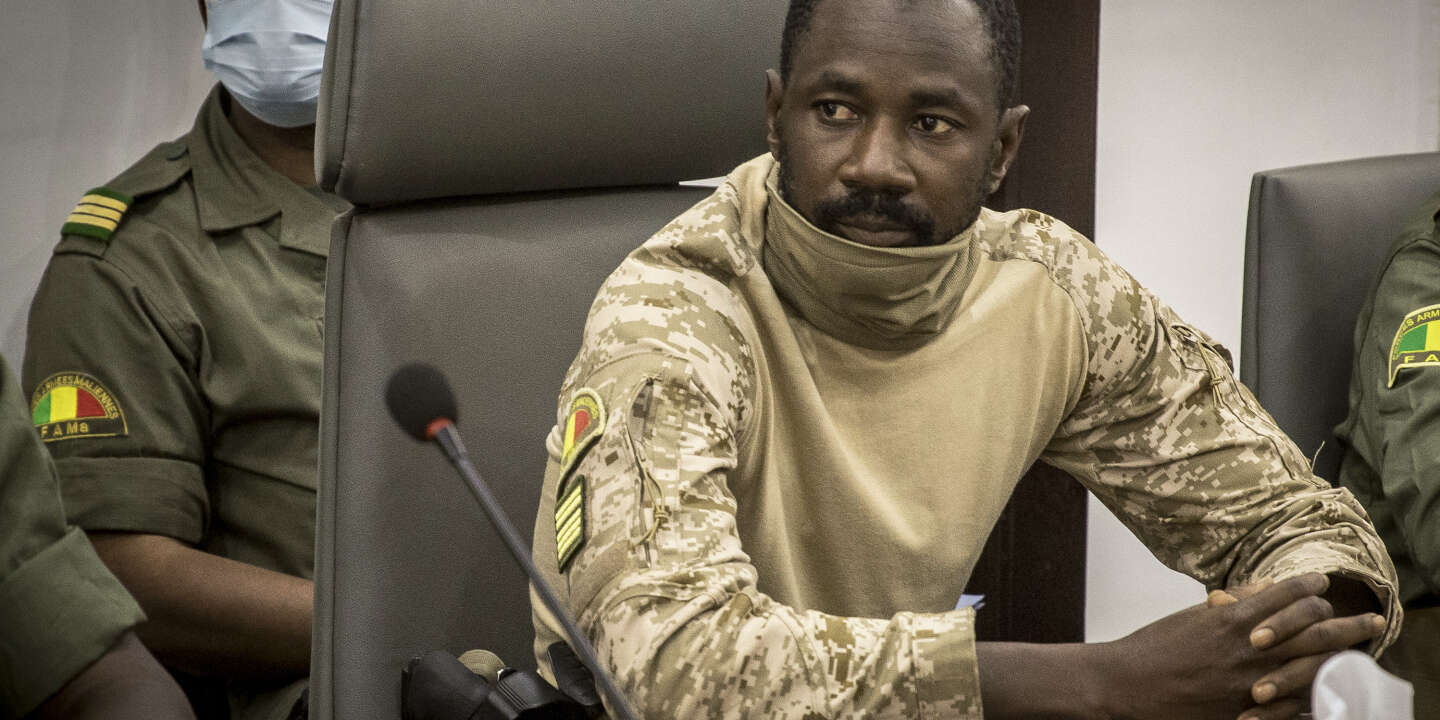 In Mali, military judge Maura begins an investigation into the assassination