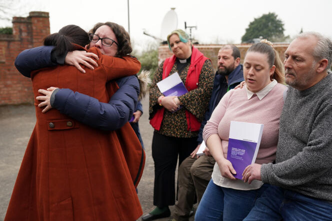 Rhiannon Davies, a la izquierda, besa a Kayleigh Griffiths, después de que se publicara el informe final de Donna Ockenden, en Shropshire, el miércoles 30 de marzo de 2022. 