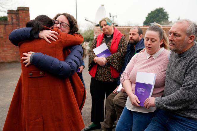 Rhiannon Davies, a la izquierda, besa a Kayleigh Griffiths, después de que se publicara el informe final de Donna Ockenden, en Shropshire, el miércoles 30 de marzo de 2022. 