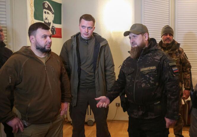 Ramzan Kadyrov (derecha) durante una reunión con el líder de la autoproclamada República Popular de Donetsk, en Mariupol (Ucrania), el 28 de marzo de 2022.
