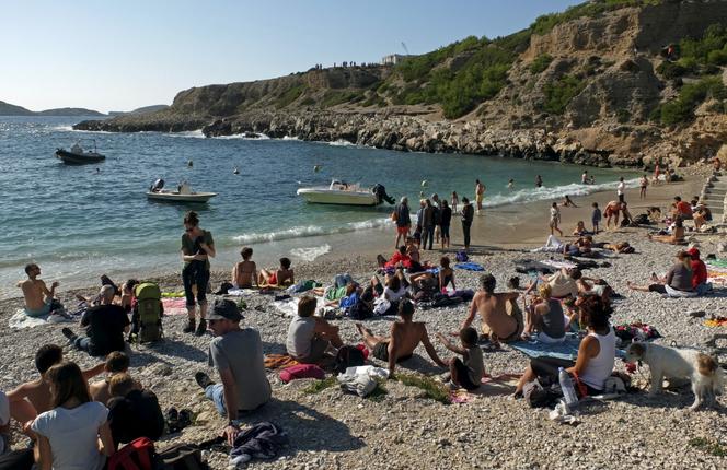 Des personnes sur une plage du parc national des Calanques, près de Marseille, le 1er novembre 2015.