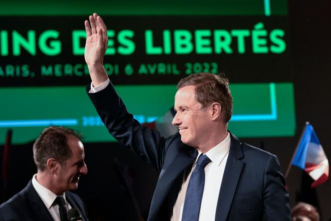 Nicolas Dupont-Aignan, candidato presidencial por el partido Debout la France, saluda a sus seguidores durante su reunión en París, el 6 de abril de 2022.