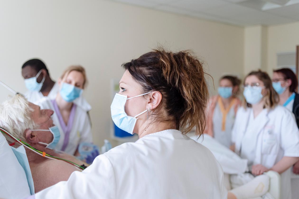 Des membres du personnel soignant du service de réanimation du centre hospitalier de Soissons, dans l’Aisne, prennent en charge un nouveau patient, le 5 avril 2022.