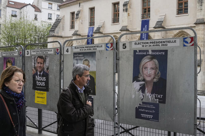 Carteles de campaña antes de la primera vuelta de las elecciones presidenciales, 6 de abril de 2022 en París.