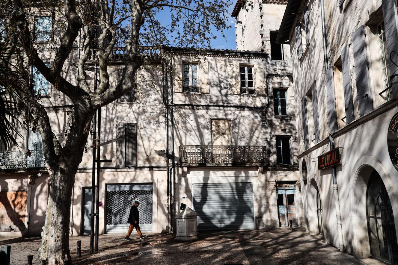 Nel centro cittadino di Beaucaire molti negozi hanno chiuso e per alcuni residenti la sera