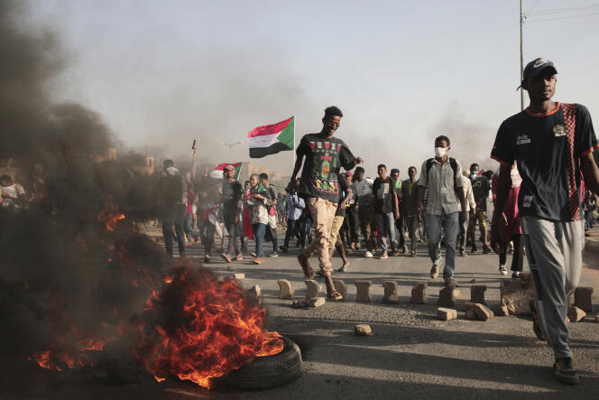 Manifestación contra el régimen militar en Jartum, Sudán, 6 de abril de 2022.