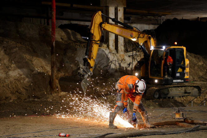 Un employé sur le chantier de construction de la future station de métro Saint-Denis Pleyel (Seine-Saint-Denis), le 5 février 2022.