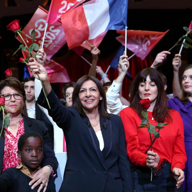 Lors de son meeting de campagne, la candidate à la présidentielle Anne Hidalgo (PS) a pu compter sur le soutien de Martine Aubry, maire de Lille (à gauche), et celui de la réalisatrice et comédienne Valérie Donzelli (à droite), au Cirque d’Hiver, à Paris, le 3 avril 2022.