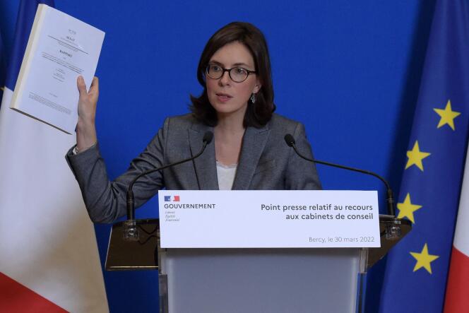 La ministre de la transformation et de la fonction publiques, Amélie de Montchalin, répond à la presse sur le recours à des cabinets de conseil par le gouvernement, à Paris, le 30 mars 2022. 