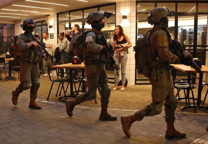 Las fuerzas policiales aseguran un restaurante después de que se produjera un tiroteo en el centro de Tel Aviv el 7 de abril de 2022. 