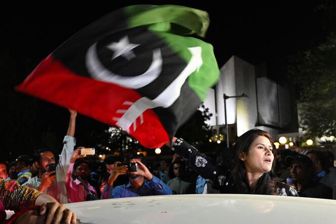 Aktivis partai oposisi menunjukkan kegembiraan mereka setelah putusan Mahkamah Agung Pakistan menggulingkan pembubaran Majelis Nasional pada 7 April 2022.  (Foto oleh Aamir QURESHI / AFP)