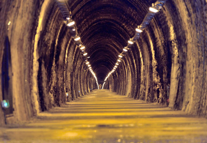 Le tunnel du Bois Clair, à Berzé-le-Châtel, est le plus long tunnel de France ouvert aux cyclistes et aux piétons.