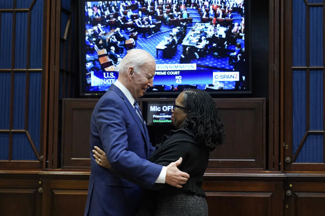 Le président Joe Biden et la juge Ketanji Brown Jackson après le vote du Sénat confirmant sa nomination à la Cour suprême, à Washington, le 7 avril 2022.