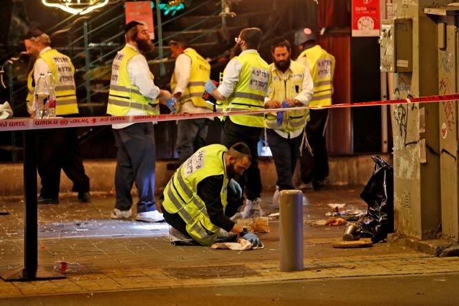 Los investigadores inspeccionan la escena del ataque armado, que mató al menos a dos personas, en el centro de Tel Aviv el 7 de abril de 2022. 
