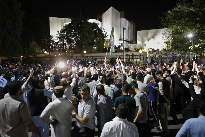 Des opposants au premier ministre Imran Khan saluent la décision de la Cour suprême d’invalider la dissolution du Parlement, à Islamabad, le 7 avril 2022. 