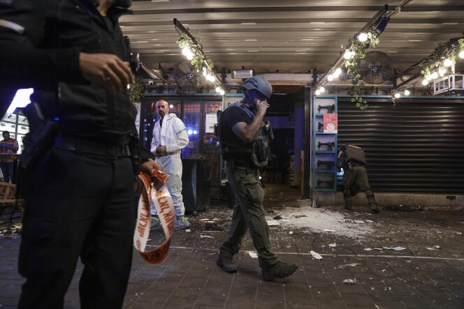 La police israÃ©lienne inspecte la scÃ¨ne de la nouvelle attaque terroriste, Ã  Tel-Aviv, le 7 avril 2022.