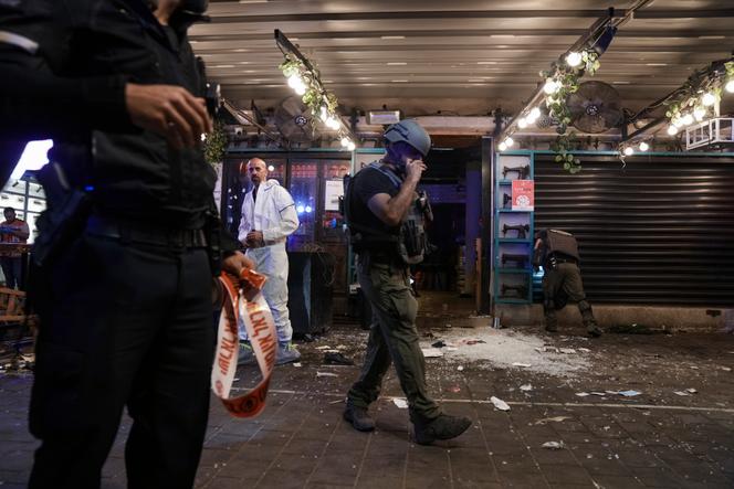 On April 7, 2022, Israeli police inspected the site of a new terrorist attack in Tel Aviv.