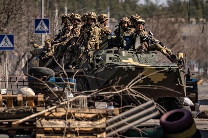 Soldats ukrainiens sur un véhicule blindé, à Sievierodonetsk, dans le Donbass, le 7 avril 2022.