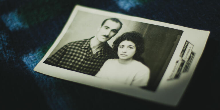 Ergneti (Géorgie), mercredi 30 mars 2022 - Une photo de Makvala Tchlatchidze (74 ans) et de son mari. Elle a perdu toutes ses photos lors de la guerre de 2008 mais en a collecté quelques unes ensuite auprès de sa famille.