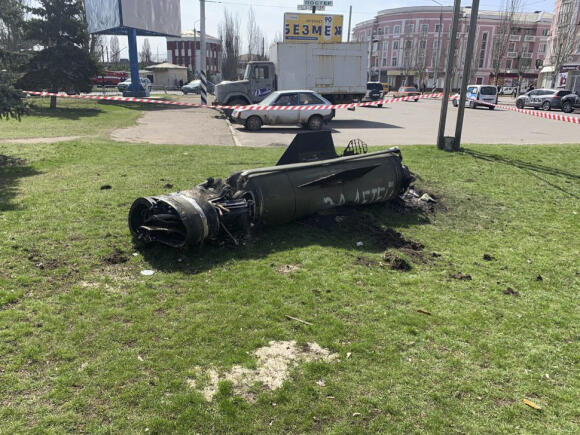 Les restes d'une roquette gisent après une attaque à la roquette contre la gare de la ville de Kramatorsk, dans l'est de l'Ukraine, dans la région du Donbass, le 8 avril 2022.