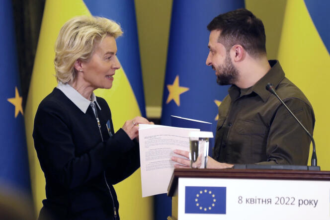 Le premier ministre ukrainien, Volodymyr Zelensky, reçoit des mains de la présidente de la Commission européenne, Ursula von der Leyen, un questionnaire qui servira de point de départ à une décision sur l’adhésion de l’Ukraine à l’Union européenne, à Kiev, en Ukraine, le 8 avril 2022.