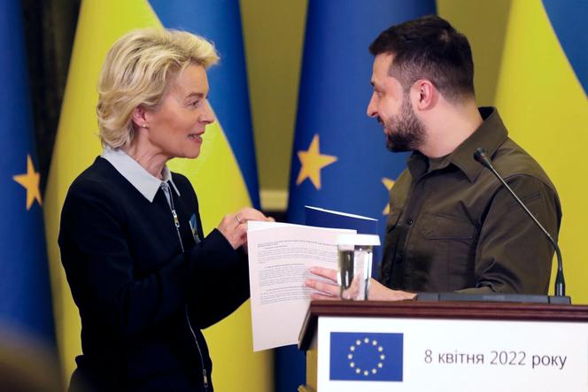 Ukrainian Prime Minister Volodymyr Zelensky receives a questionnaire from European Commission President Ursula von der Leyen, which will serve as the basis for a decision on Ukraine's accession to the European Union, in Kiev, Ukraine, April 8, 2022. 