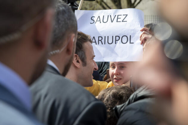Le candidat à sa réelection, Emmanuel Macron, en déplacement à Dijon (Côte-d’Or), dans le quartier Fontaine d’Ouche, le lundi 28 mars.   