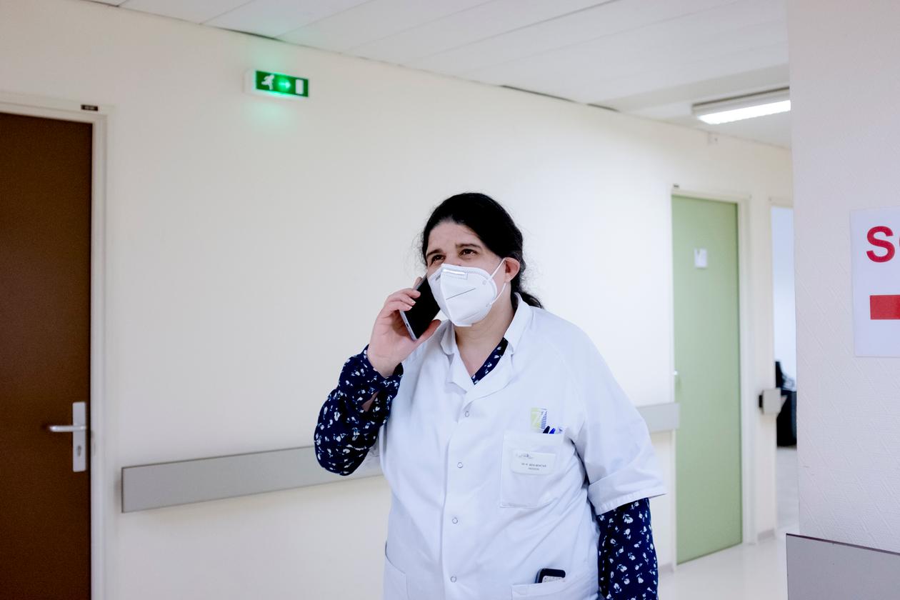 Hager Ben Mokhtar, cheffe du service de réanimation du centre hospitalier de Soissons, dans l’Aisne, le 5 avril 2022.