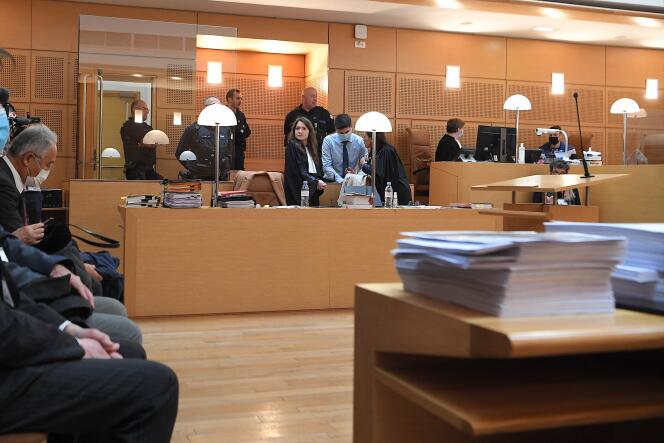 Nicolas Zepeda (al centro), con i suoi avvocati Julie Benedetti (a sinistra) e Jacqueline Laffont (a destra), il primo giorno del processo, presso la Corte d'assise del Doubs, a Besançon, 29 marzo 2022.