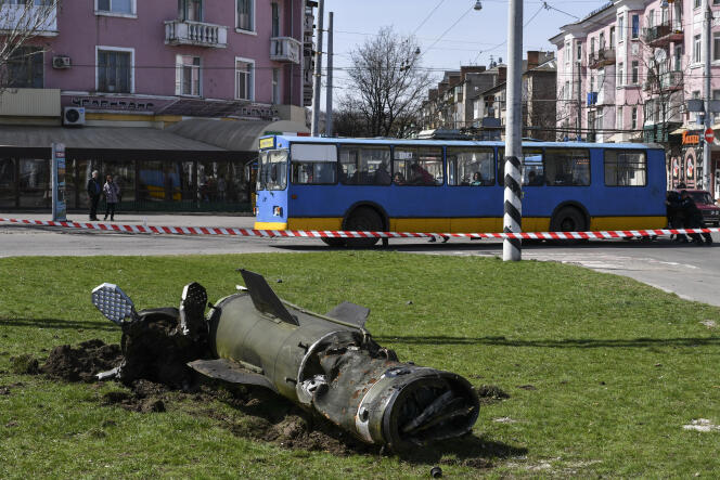 Un fragment de missile Tochka-U gît sur le sol après une attaque à la gare de Kramatorsk, en Ukraine, vendredi 8 avril 2022.