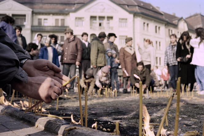 La population rend hommage aux morts liés au mouvement de contestation commencé à Timisoara, entre le 26 et 28 décembre 1989.
