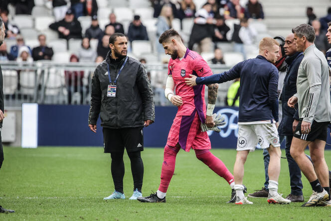 El portero del Burdeos, Benoît Costil, abandona el campo al final del partido bajo los abucheos e insultos de la afición bordelesa tras la derrota por 0-2 ante el Montpellier, el 20 de marzo de 2022, en el estadio Matmut Atlantique de Burdeos.