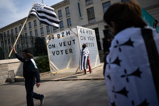Lors d’une manifestation pour un référendum sur le rattachement du département de Loire-Atlantique à la région Bretagne, à Nantes, le 27 mars 2022.
