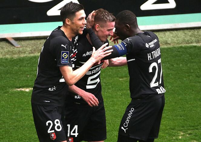 Rennais Jonas Martin, Benjamin Bourigeaud y Hamari Traoré (de izquierda a derecha), durante la jornada 31 de la Ligue 1, en el estadio Auguste-Delaune de Reims, el 9 de abril de 2022.