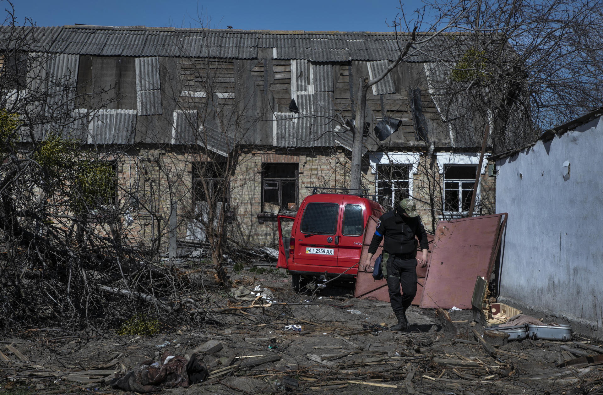 Un démineur devant la maison de la famille Shipilo, occupée par l'armée russe. La famille a disparu. 