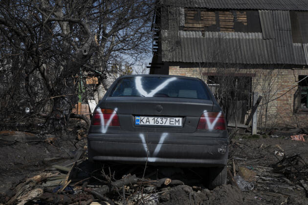 Une voiture signée « V », l’emblème des forces russes, devant la maison de la famille Shipilo, qui fut occupée par l'armée russe. Dans un terrain vague, non loin de là, plusieurs corps ont été retrouvés calcinés. 