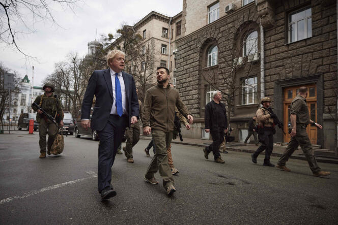 El presidente de Ucrania, Volodymyr Zelensky, y el primer ministro británico, Boris Johnson, en las calles de Kiev durante una visita sorpresa del primer ministro británico, el 9 de abril de 2022.