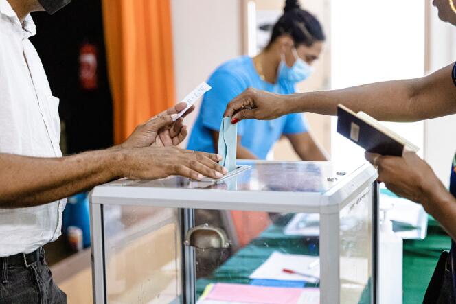 Dance un bureau de vote de Remire-Montjoly (Guyane), on 9 avril 2022.