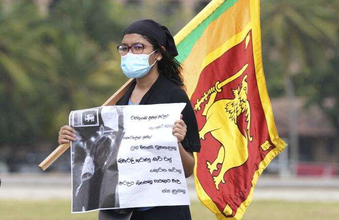 Une Sri-Lankaise manifeste lors du rassemblement géant pour réclamer la démission du président Gotabaya Rajapaksa et de son gouvernement, à Colombo, au Sri Lanka,le 9 avril 2022.