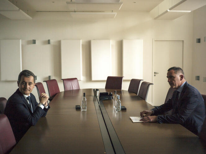 El Ministro del Interior, Gérald Darmanin, y Gilles Simeoni, presidente del consejo ejecutivo de Córcega, el 16 de marzo de 2022, en Ajaccio.  KAMIL ZIHNIOGLU POR 
