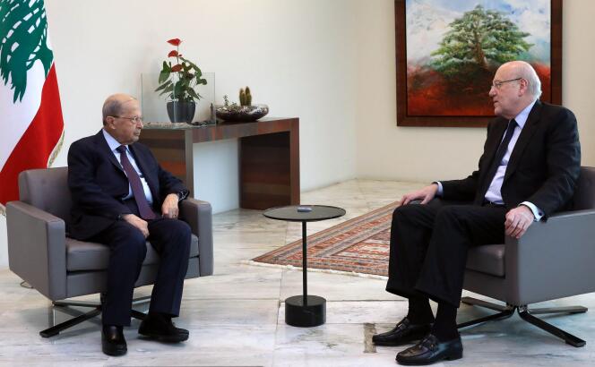 El presidente libanés, Michel Aoun, y el primer ministro, Najib Mikati (derecha), en Beirut, el 7 de abril de 2022.